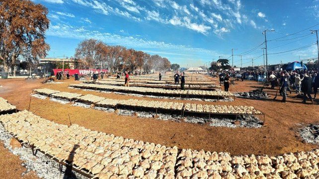 Concepción del Uruguay es récord Guinness en cantidad de kilos de pollos asados. Concepción del Uruguay es récord Guinness en cantidad de kilos de pollos asados.