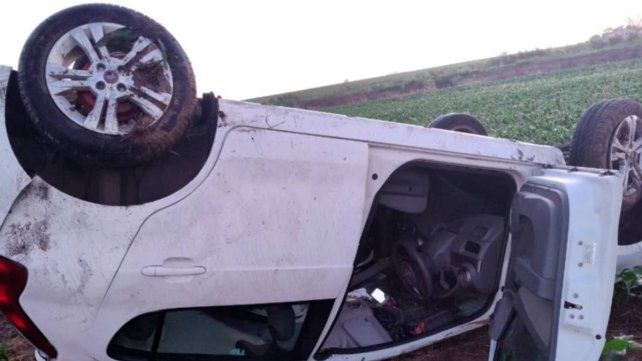 Despiste y vuelco en la ex Ruta 131: trasladaron al conductor con traumatismos Despiste y vuelco en la ex Ruta 131: trasladaron al conductor con traumatismos