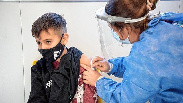 Sólo cuenta con esquema completo con dos dosis el 36% de los niños y niñas. Alertan que este grupo es igual de propenso que los adultos a contagiarse.