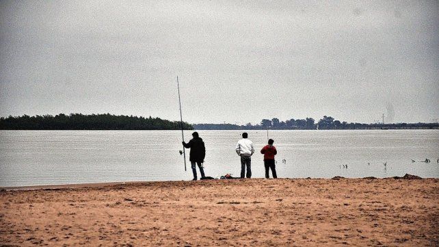 Aseguran que se ve más gente pescando para tener qué comer Aseguran que se ve más gente pescando para tener qué comer