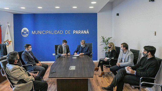 Cresto y Bahl firmaron el convenio para mejorar el servicio de agua en Paraná. Luego recorrieron obras.
