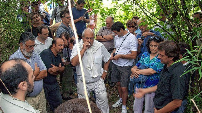 Mirada integral. Junto a artistas, periodistas, docentes, el autor en un homenaje colectivo a Atahualpa Yupanqui en el río Gualeguay.