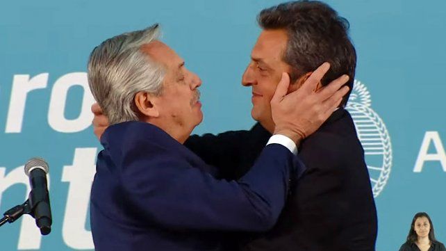 Alberto Fernández felicita a Sergio Massa luego de la jura y antes del anuncio de las nuevas medidas económicas.