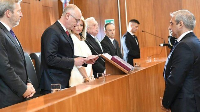 Carlos Tepsich asumió en la Sala Nº 2 en lo Civil y Comercial. Venía desempeñándose en el cargo transitoriamente, fue designado titular con acuerdo del Senado Carlos Tepsich asumió en la Sala Nº 2 en lo Civil y Comercial. Venía desempeñándose en el cargo transitoriamente, fue designado titular con acuerdo del Senado 