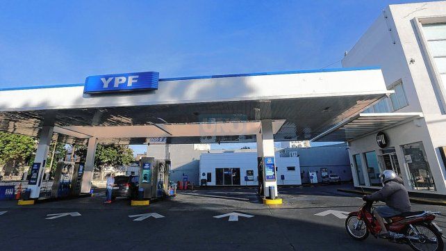 Los nuevos precios de los combustibles ya rigen en las YPF de Paraná.