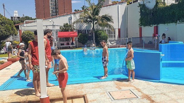 Club Talleres es uno de los tantos clubes de Paraná que dieron inicio a la colonia de vacaciones. Prevalece la enseñanza de natación.