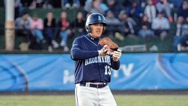 Peque Carril, con la casaca de la Selección Argentina de sóftbol. Peque Carril, con la casaca de la Selección Argentina de sóftbol.