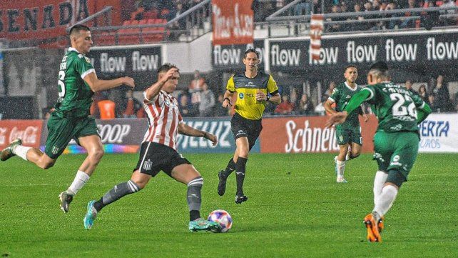 Estudiantes derrotó 1 a 0 a Banfield bajo una intensa lluvia en La Plata. Estudiantes derrotó 1 a 0 a Banfield bajo una intensa lluvia en La Plata.