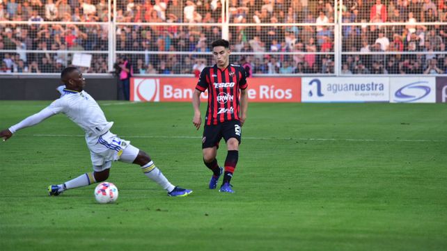 Luis Advíncula, con la camiseta de Boca, enfrentando a Patronato en el estadio Grella. Luis Advíncula, con la camiseta de Boca, enfrentando a Patronato en el estadio Grella. 