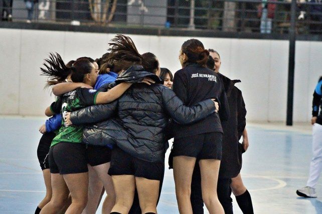 Festejo merecido: alegría y emoción en el plantel de José Hernández luego de la final ganada ante Deportivo Máquina. Festejo merecido: alegría y emoción en el plantel de José Hernández luego de la final ganada ante Deportivo Máquina.