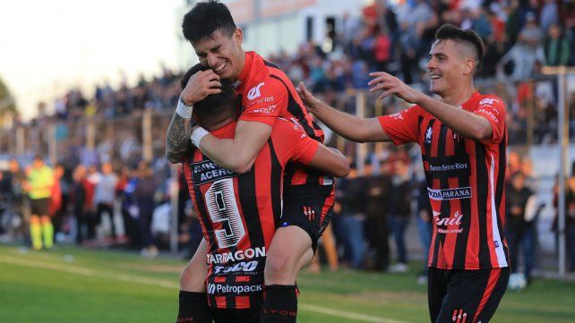 Los muchachos de Patronato festejando frente a Independiente.
