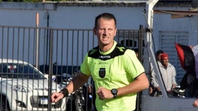 Un árbitro denunció que le robaron US$1500 del vestuario: dura sanción en el Ascenso. Un árbitro denunció que le robaron US$1500 del vestuario: dura sanción en el Ascenso.
