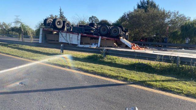 Un camión volcó en Avenida Circunvalación en Paraná. Un camión volcó en Avenida Circunvalación en Paraná.