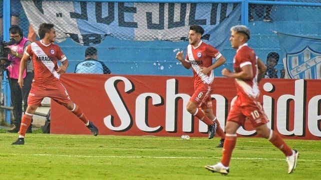 Argentinos venció a Atlético Tucumán y llegó a zona de clasificación.