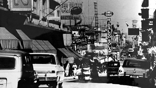 PEATONAL. San Martín a principios de los 80, autos y peatones.