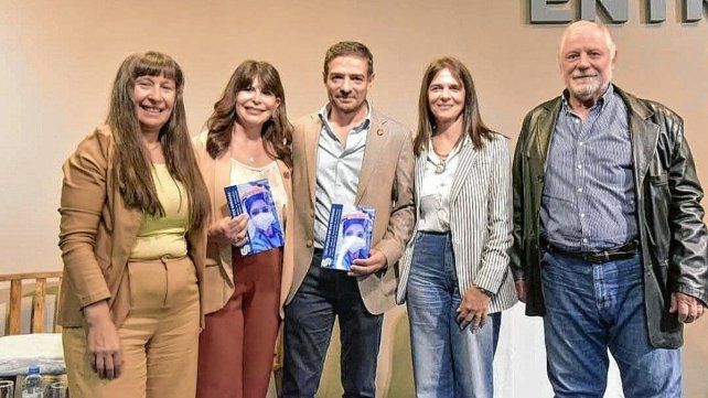 El ministro de Salud, Daniel Blanzaco, estuvo en la presentación del libro 