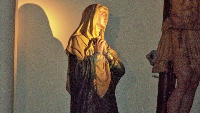 La iglesia. Invita a meditar en torno al misterio del dolor que unió las vidas de Jesús y María para redención del género humano.