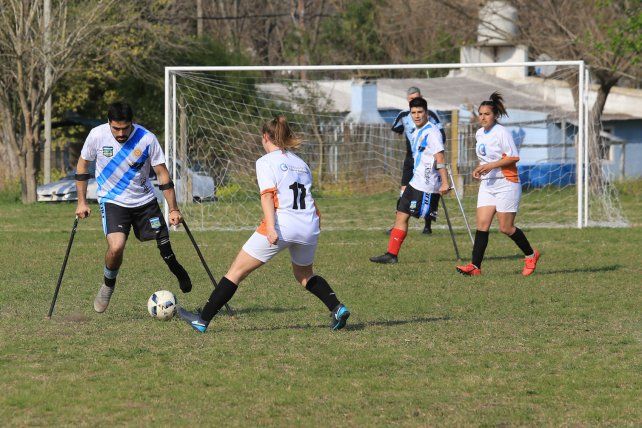 Diego Pesoa manejando la pelota ante el rival de la vecina localidad de la capital entrerriana