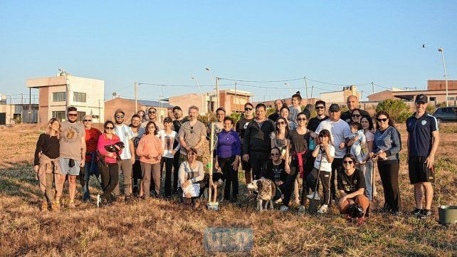Vecinos de Altos del Paracao II forestaron su plaza.