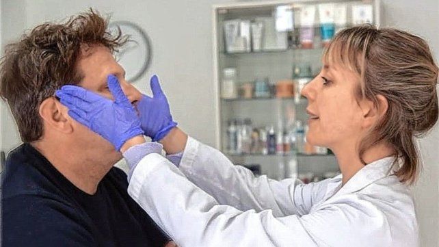 Johanna Furlán es especialista en cirugía plástica y reparadora y en Buenos Aires atiende a hombres famosos, como a Bebe Contepomi.