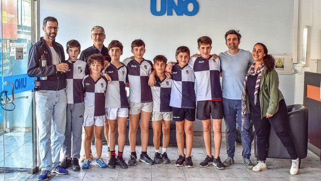 Coordinadores y jugadores de la M12 de Estudiantes, listos para el encuentro. Coordinadores y jugadores de la M12 de Estudiantes, listos para el encuentro.