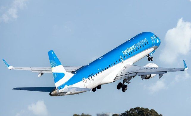En Paraná hay un servicio de vuelo diario de Aerolíneas Argentinas que viene de Aeroparque En Paraná hay un servicio de vuelo diario de Aerolíneas Argentinas que viene de Aeroparque