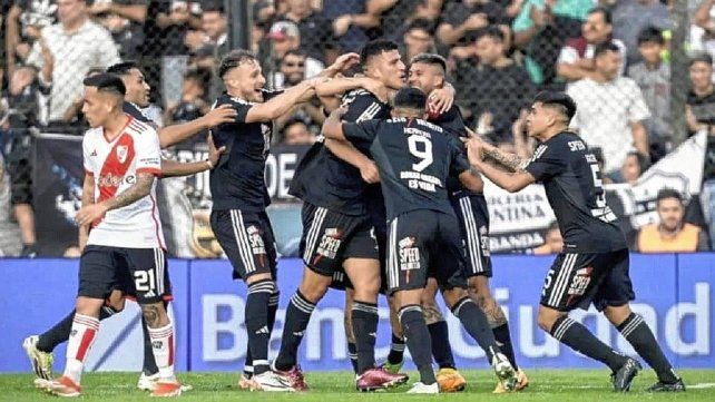 Riestra festejó ante River Plate en el Guillermo Laza Riestra festejó ante River Plate en el Guillermo Laza