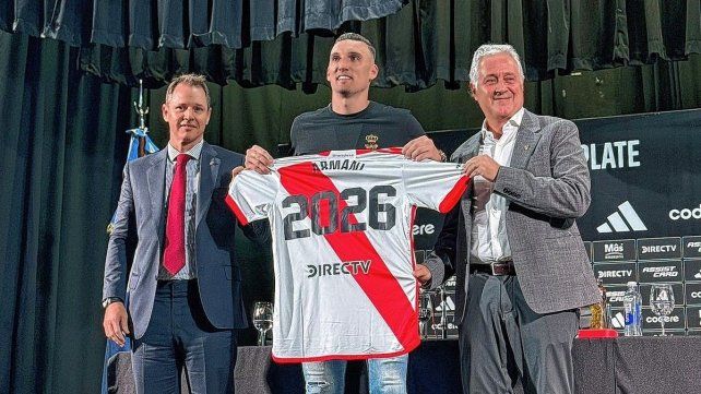 Armani junto a los dirigentes del club. Armani junto a los dirigentes del club.