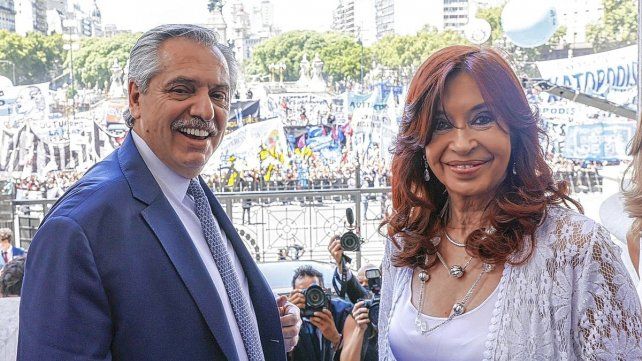 El medio ambiente fue uno de los temas sobre los que se explayó Alberto Fernández en la Asamblea Legislativa. En la foto, saluda a los militantes junto a la vicepresidenta.