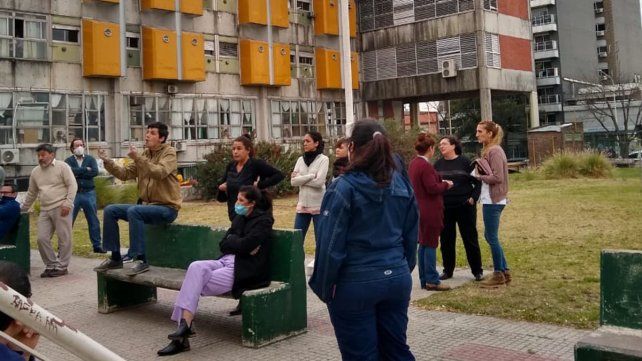 Trabajadores de los hospitales San Martín y San Roque en reclamo de pago del bono (Archivo)