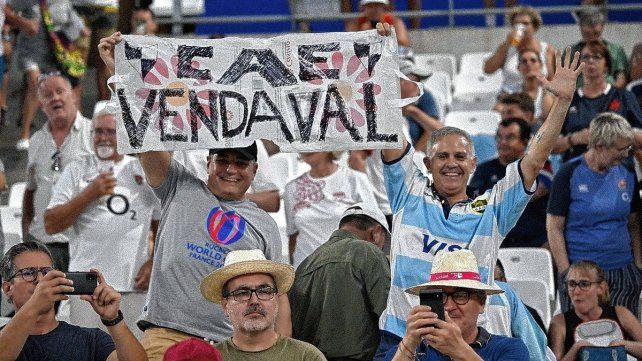 La bandera del Vendaval, apodo que identifica al campeón del TRL 2023, en el partido de Los Pumas. La bandera del Vendaval, apodo que identifica al campeón del TRL 2023, en el partido de Los Pumas.