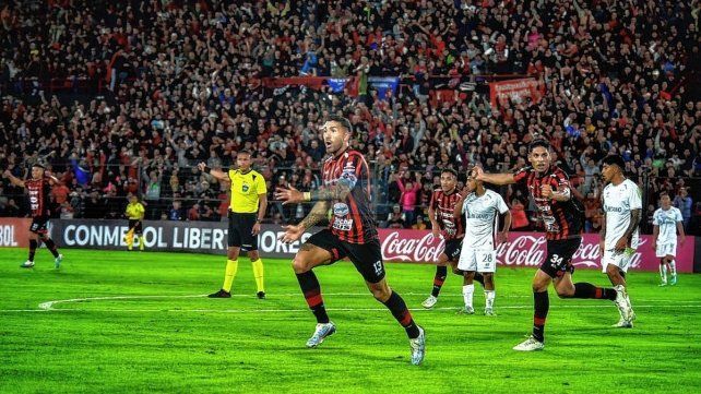 Sergio Ojeda festeja el segundo gol de Patronato en un repleto estadio Grella.