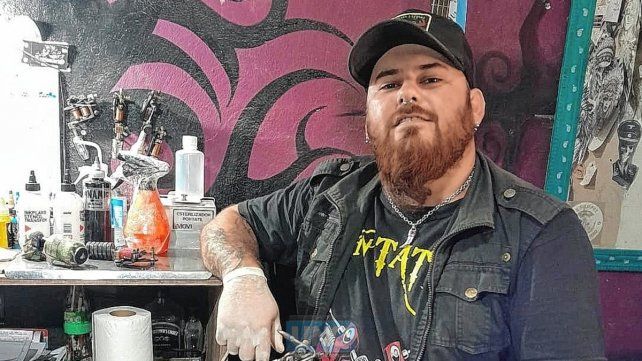 Alonso es tatuador y contó que hay muchos arrepentidos de tatuarse por diversos motivos