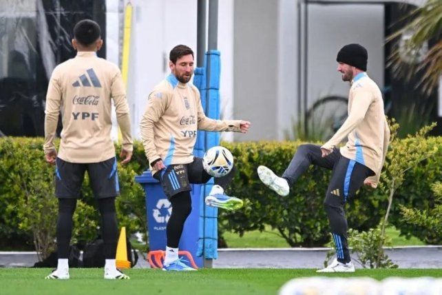 Lionel Messi y Rodrigo De Paul, juntos en el entrenamiento de la Selección Argentina Lionel Messi y Rodrigo De Paul, juntos en el entrenamiento de la Selección Argentina