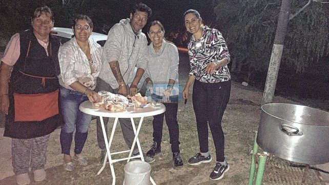 Stella Maris, Alberto, Susana y Mónica son vecinos que se acercaron a colaborar con Mónica en la elaboración del locro