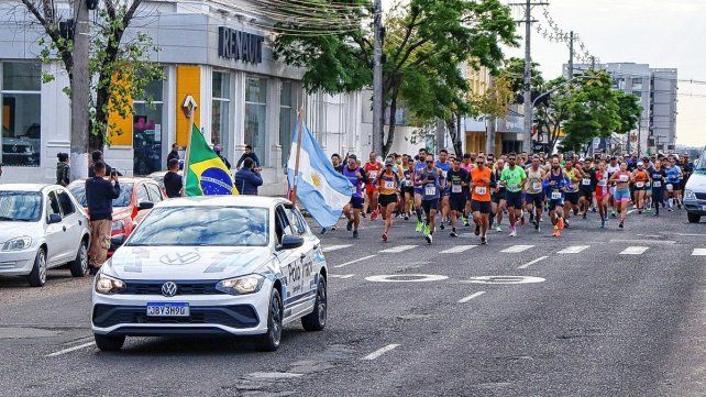 Los atletas en la largada. Los atletas en la largada.