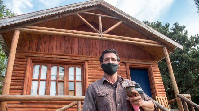 Reubicaron a una familia que ocupaba una casa municipal en la zona del Patito Sirirí 