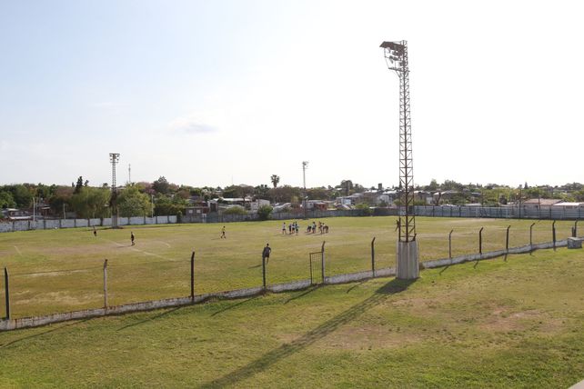 El Aníbal Giusti, estadio del Club Atlético Peñarol, con los chicos Sub 17 entrenando. Foto UNO/Juan Ignacio Pereira