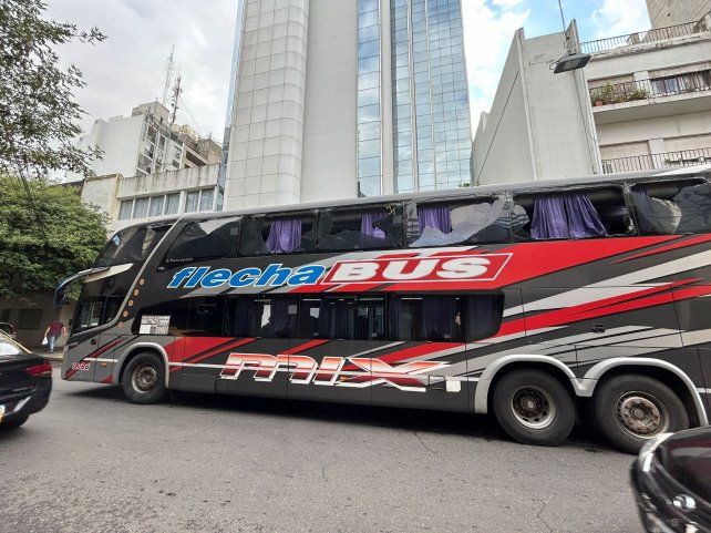 El micro llegó con algunos vidrios rotos. El micro llegó con algunos vidrios rotos.