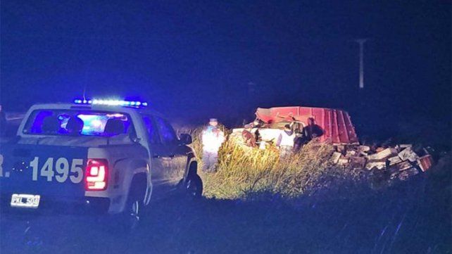Un camión que circulaba por la autovía 18 sufrió un fuerte vuelco a la altura del kilómetro 203. Fue por una mala maniobra del conductor