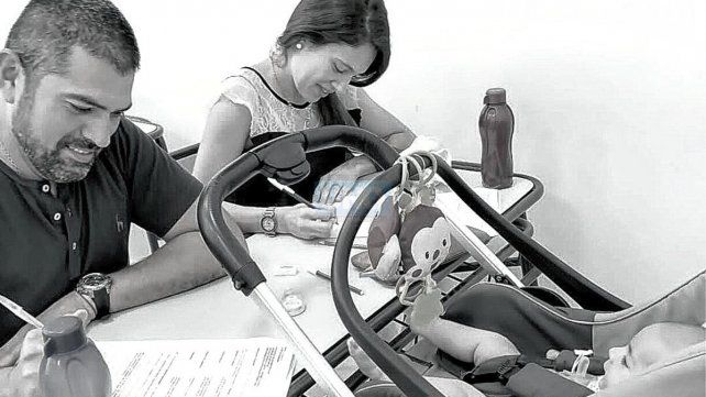 La pareja. Oriunda de Tucumán cumplimentó la instancia de evaluación junto a su pequeña bebé.