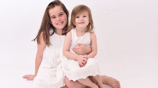 Maitena abraza a su pequeña hermana Mara.