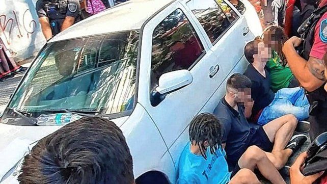 En plena luz del día, seis jóvenes fueron apresados acusados de ultrajar sexualmente de una chica de 20 años. La señal de alerta la dio un vecino de Palermo