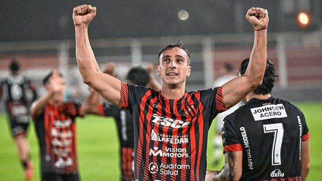 Julián Marcioni apreta los puños para celebrar uno de los dos tantos que convirtió en el triunfo ante All Boys. Julián Marcioni apreta los puños para celebrar uno de los dos tantos que convirtió en el triunfo ante All Boys.