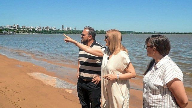 Rosario Romero junto a los funcionarios de la Municipalidad en el recorrido por el Thompson.
