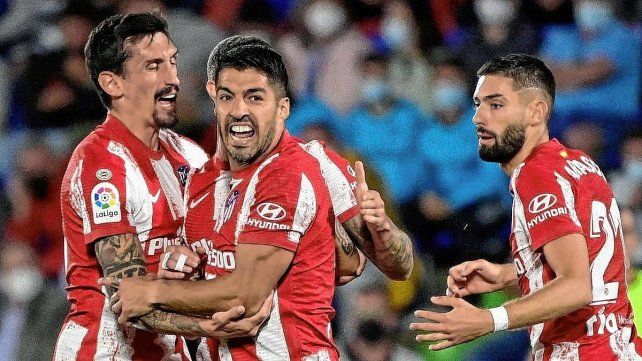 Luis Suárez festeja con sus compañeros uno de sus goles ante Getafe.