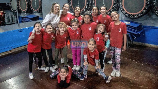 El gimnasio aerointegral de Simao clasificó a sus 32 competidoras al Nacional que se realizará en el Parque de la Costa. El gimnasio aerointegral de Simao clasificó a sus 32 competidoras al Nacional que se realizará en el Parque de la Costa.