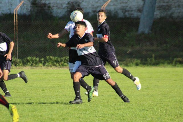 Universitario ante River Paraná en Tercera División de la Liga Paranaense de Fútbol