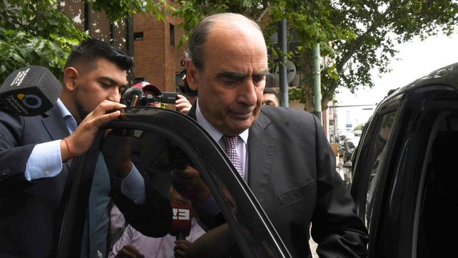 Guillermo Francos, designado ministro del Interior, se retira de la reunión con Javier Milei. Guillermo Francos, designado ministro del Interior, se retira de la reunión con Javier Milei.