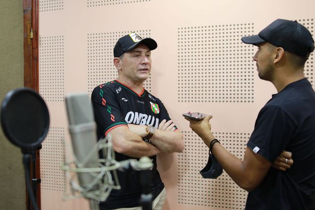 Tito Pennesi con la camiseta del equipo de Sportivo Las Parejas, que milita en el Federal A. UNOER/Juan Ignacio Pereira